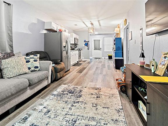 3rd image of 428 Avenue G