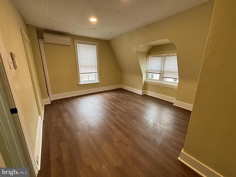 130 E 4th St #2 — Photo 5