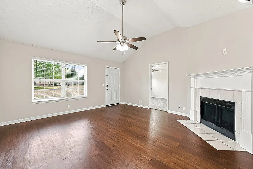 3 bed, 2.0 bath, 1302 sqft, $2,130 — Photo 3