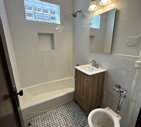 3rd image of 5254 N Glenwood Ave APT J1