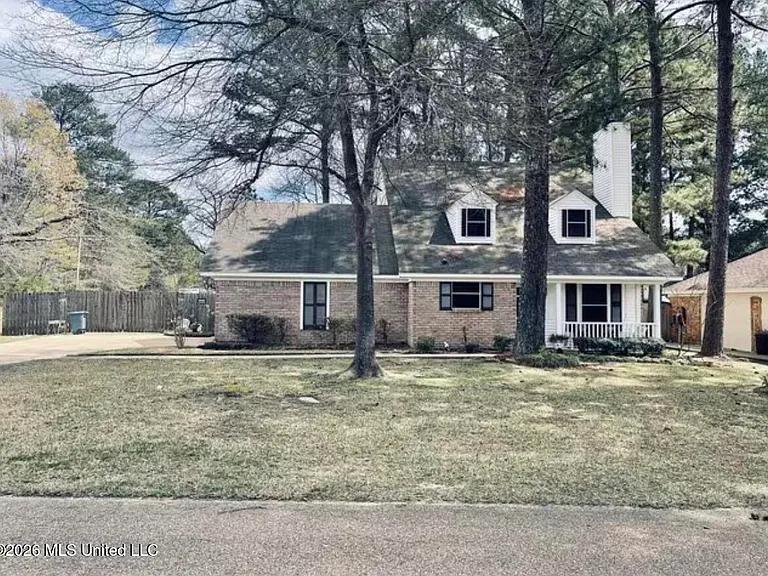 102 Riverbend Dr — Photo 1