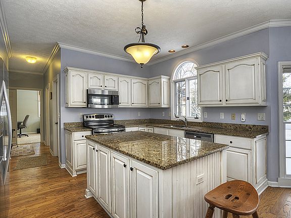 4th image of 31874 Hazelwood Ln