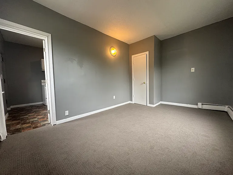 17 Ashley St #2R — Photo 3