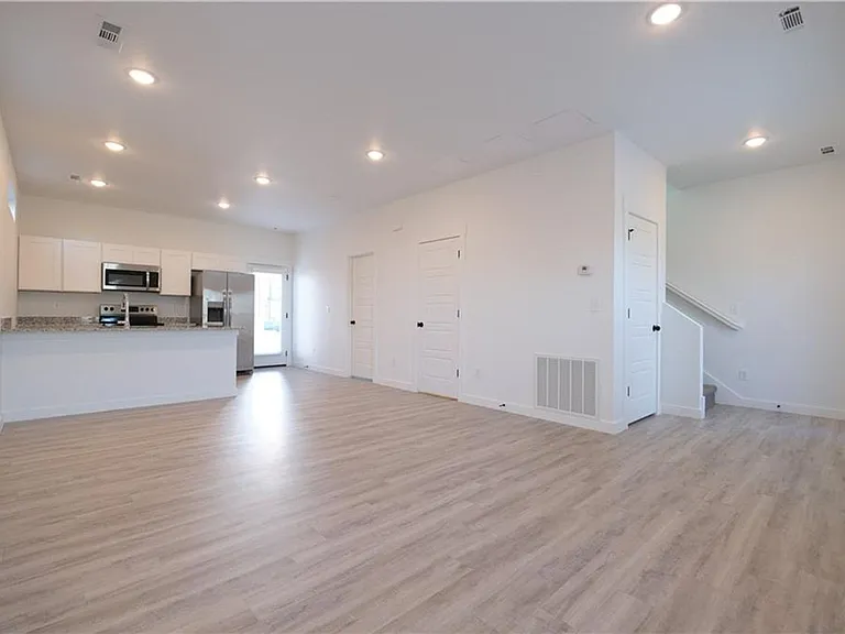 1081 Boardwalk Ave — Photo 2