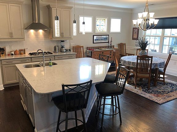 5th image of 1305 Tamarisk Ln