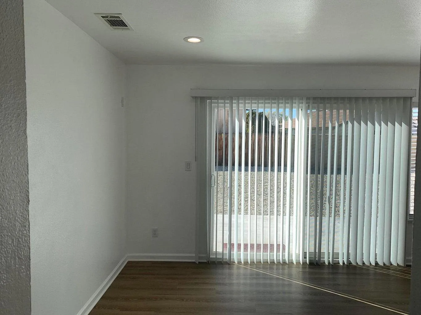3 bed, 936 sqft, $2,400 — Photo 2