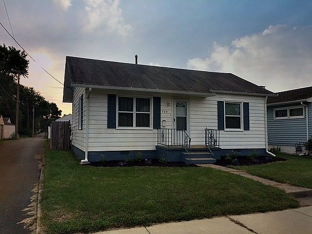 1st image of 714 Carlton St