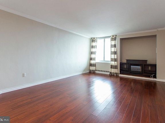 4th image of 604 S Washington Sq APT 609