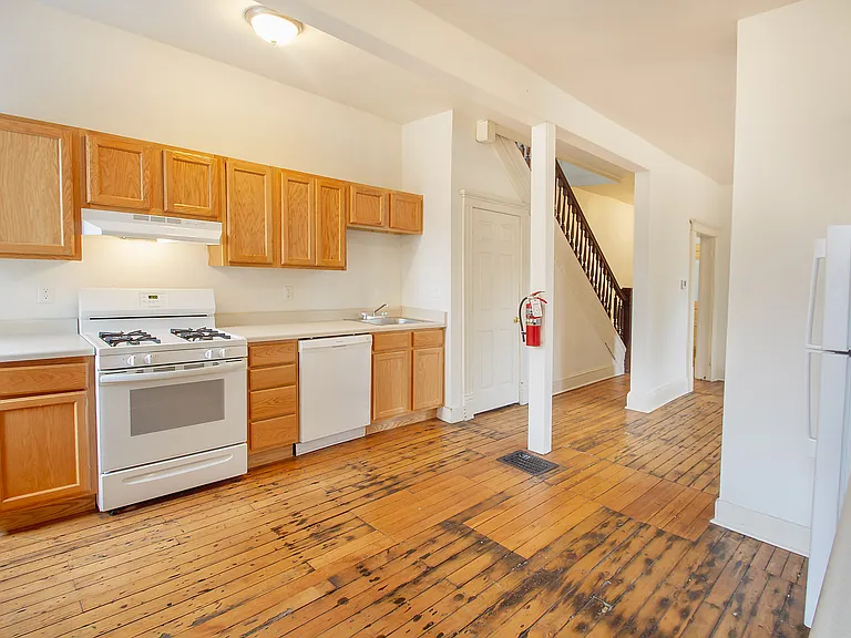 328 Franklin Ave — Photo 5