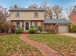 1039 Hawthorne Rd, Grosse Pointe Woods, MI 48236