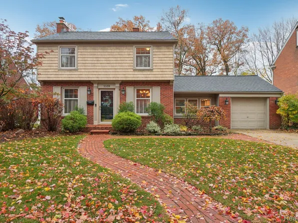 1039 Hawthorne Rd, Grosse Pointe Woods, MI 48236