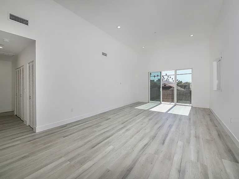 4550 W 18th St — Photo 5