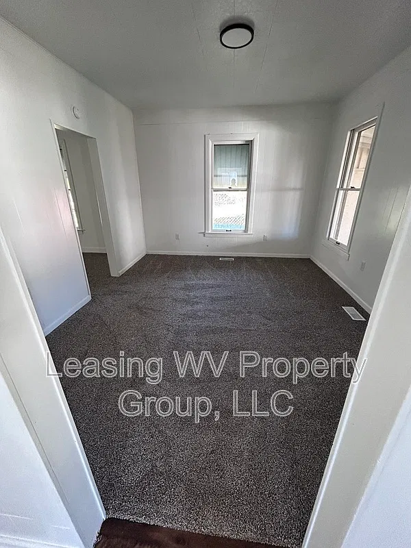3 bed, 1.0 bath, 1000 sqft, $1,200 — Photo 4