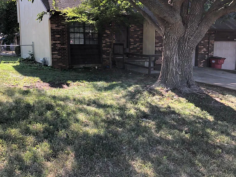 4424 S Robberson Ave — Photo 4