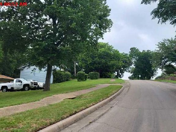 Exterior Neighborhood (street photo)