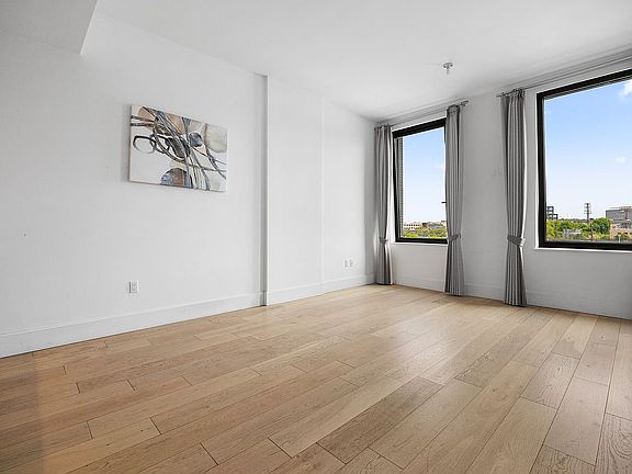 5th image of 2218 Jackson Ave #409