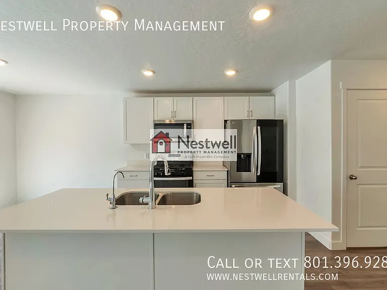 533 N Helmsman Ln — Photo 3