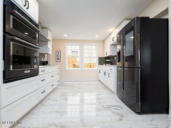 4th image of 340 W 6th St