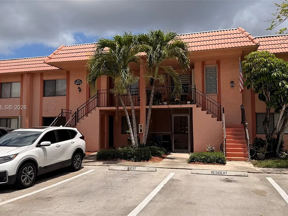 231 Lakeview Dr #204