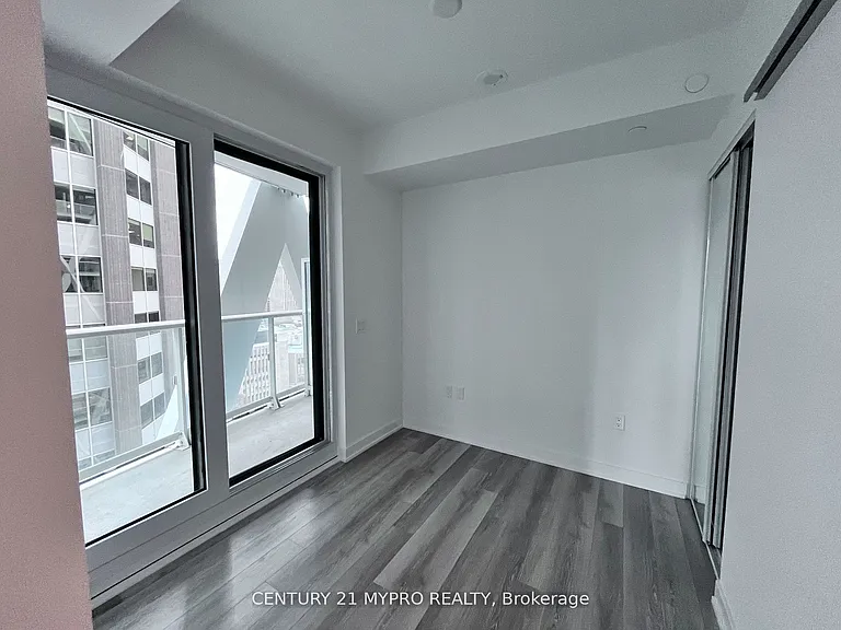 230 Simcoe St #1528 — Photo 3