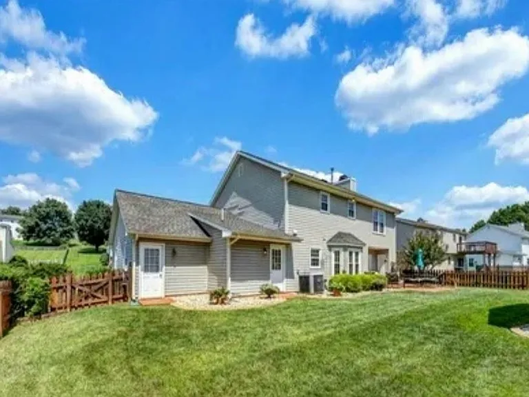 1816 Summerfield Dr — Photo 2