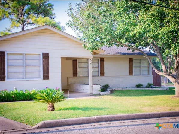 521 Page St, Hallettsville, TX 77964
