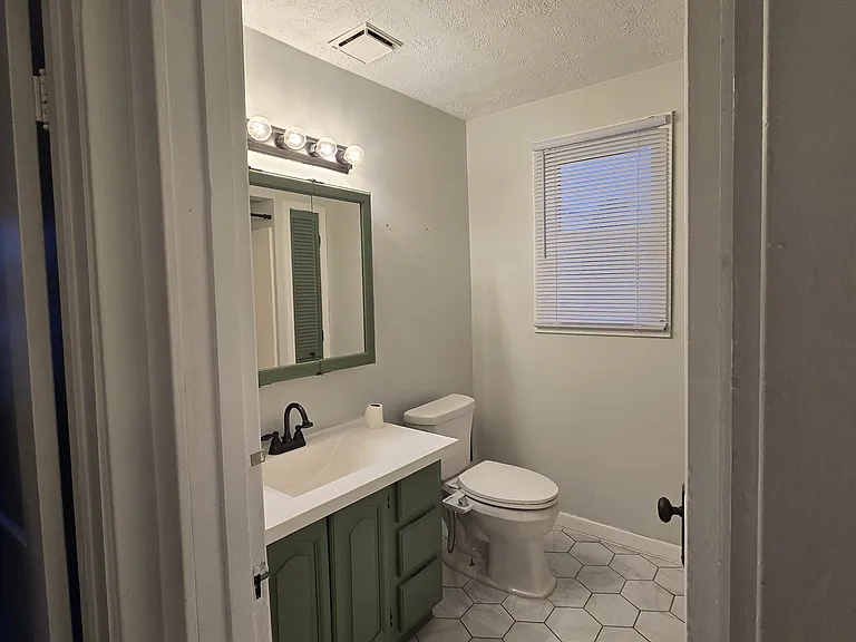 1712 Blackburn Ave — Photo 6