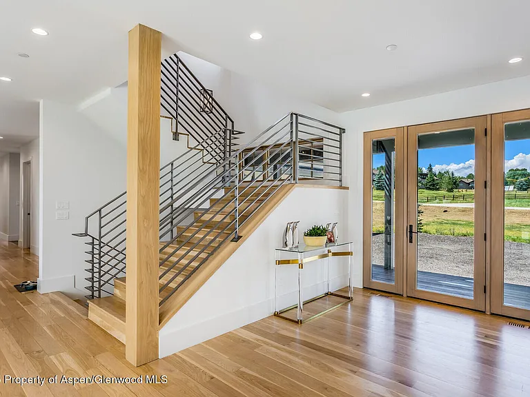 577 Fox Run Dr — Photo 4
