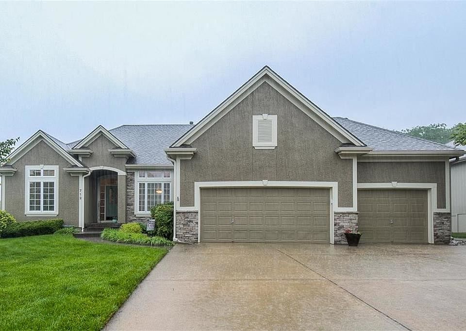 1st image of 712 NE Twin Brook Dr