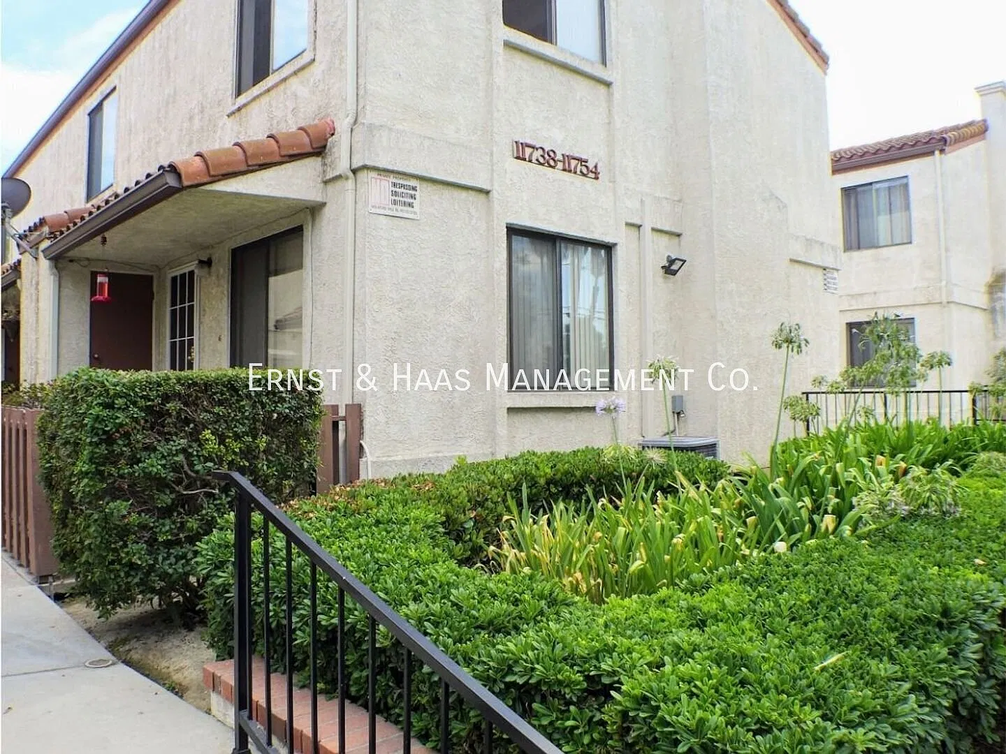 Wonderful Lakewood End-Unit Townhouse! — Photo 2