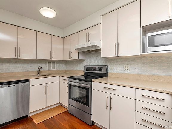5th image of 10-10 166 Street #6D