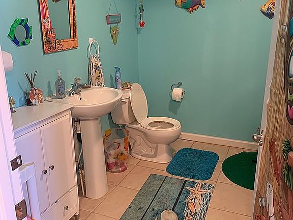 Pool 1/2 bath part of top un