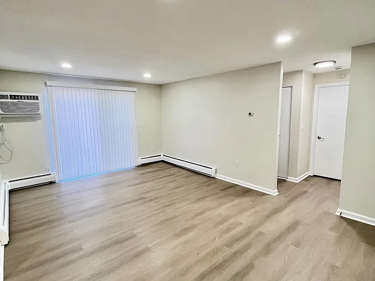 Fernwood Apartments — Photo 2