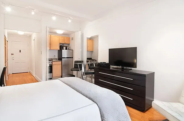 Rented by WAM Partners - William Moses Co. | media 10