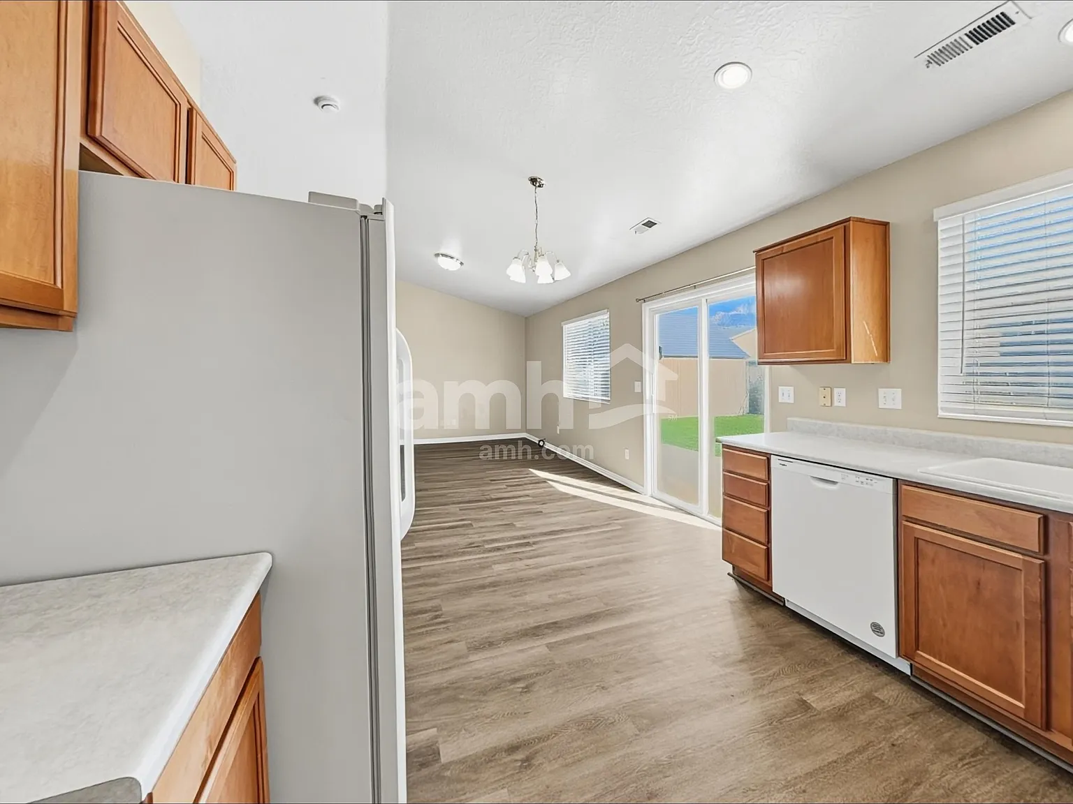 3 bed, 2.0 bath, 1390 sqft, $2,115 — Photo 4