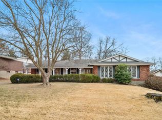 12 Country Club Ct, Florissant, MO 63033