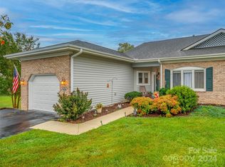 22 Country Meadows Ln, Hendersonville, NC 28792