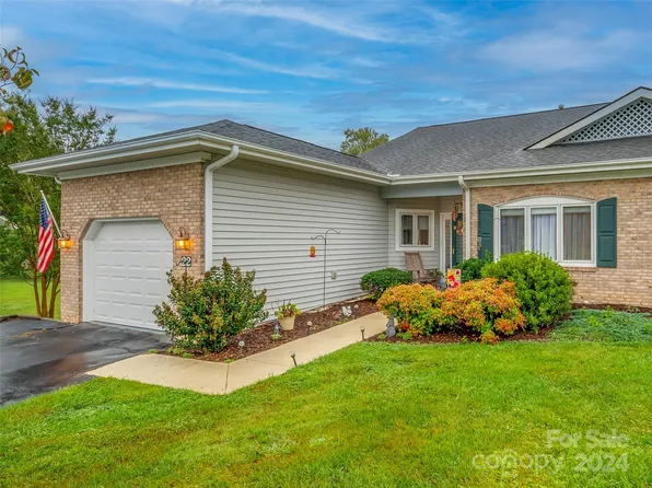 22 Country Meadows Ln, Hendersonville, NC 28792