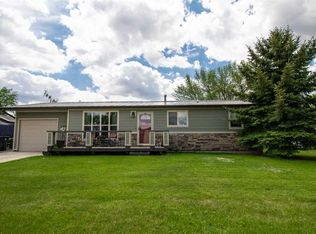 115 4th St NE, Surrey, ND 58785