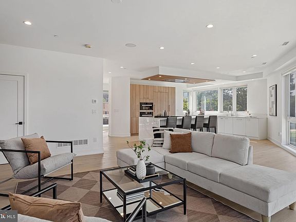 5th image of 527 Brown St