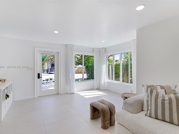 4th image of 617 SW 5th Ave