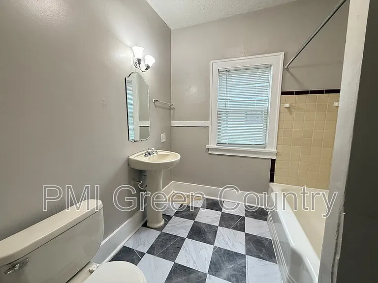 1223 S Quaker Ave — Photo 14