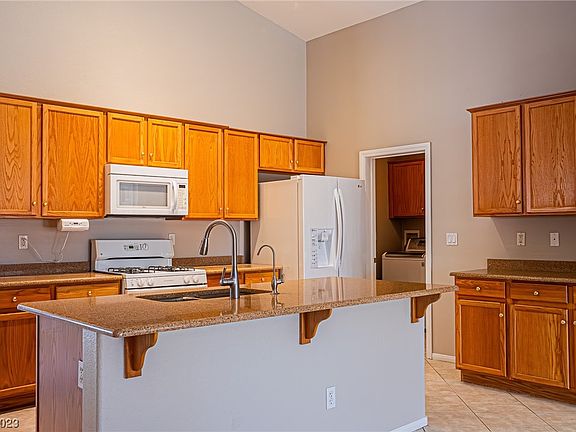 3rd image of 825 Roaring Falls Ave