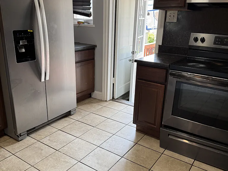 112 Burton Ln E — Photo 5