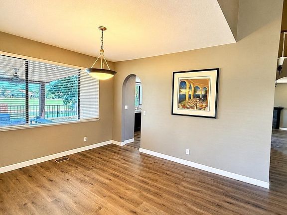 5th image of 1915 Edgeview Way