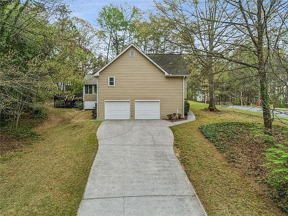 3rd image of 18 W Ridge Dr SE