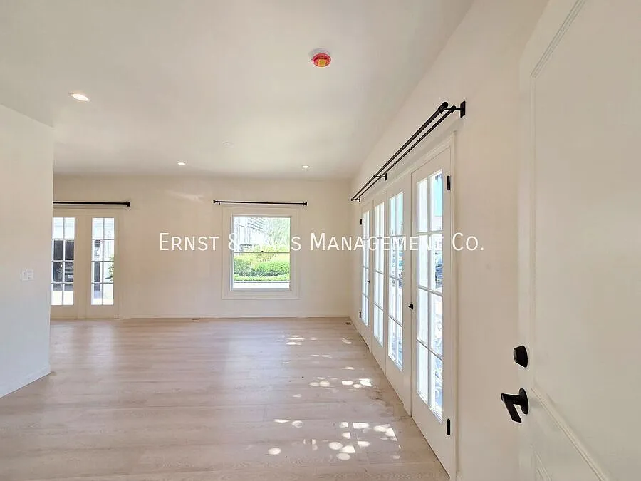 Charming Remodeled 2-Bedroom Near Downtown Long Beach!*Move-In Special* — Photo 2
