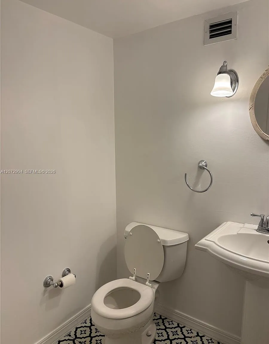 Desoto Park Condo — Photo 2