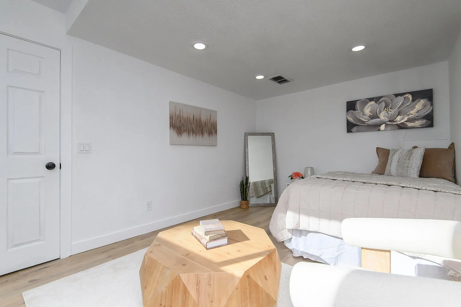 2 bed, 1000 sqft, $1,650 — Photo 2