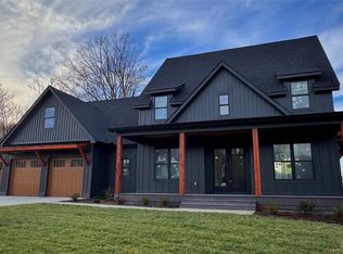 138 Mavrick Dr, Mills River, NC 28759